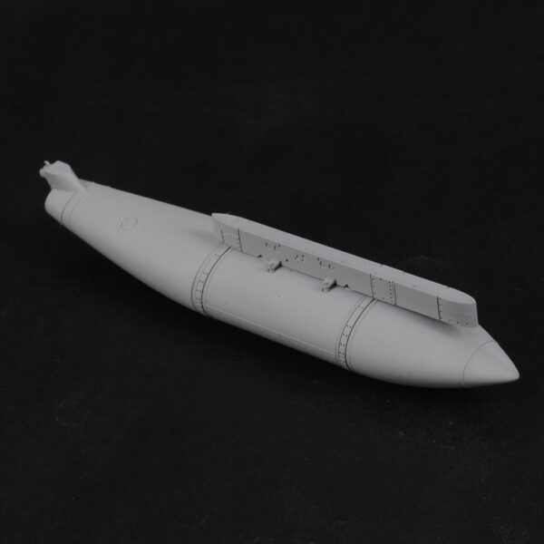 Ventral 300. gal for F-16 (With centerline pylon) - 1:48