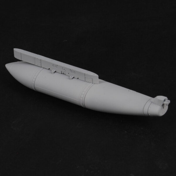 Ventral 300. gal for F-16 (With centerline pylon) - 1:48
